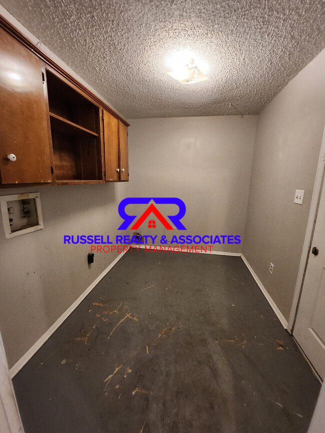 Building Photo - Corner Lot- Fenced In- 2 Story Townhome!