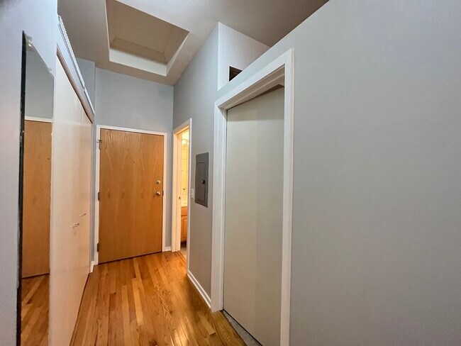 Building Photo - 208 W Washington St