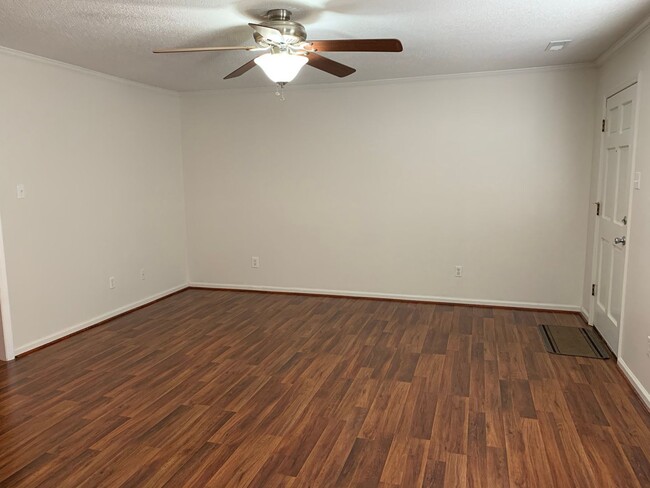 Building Photo - 2 BEDROOM CHARMER-PRIVATE PATIO- 2 brm  2....