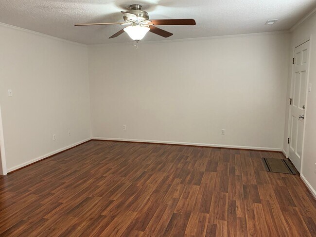 Building Photo - 2 BEDROOM CHARMER-PRIVATE PATIO- 2 brm  2.5 bath-Front Door Parking-On-site Pool-Outside storage-...