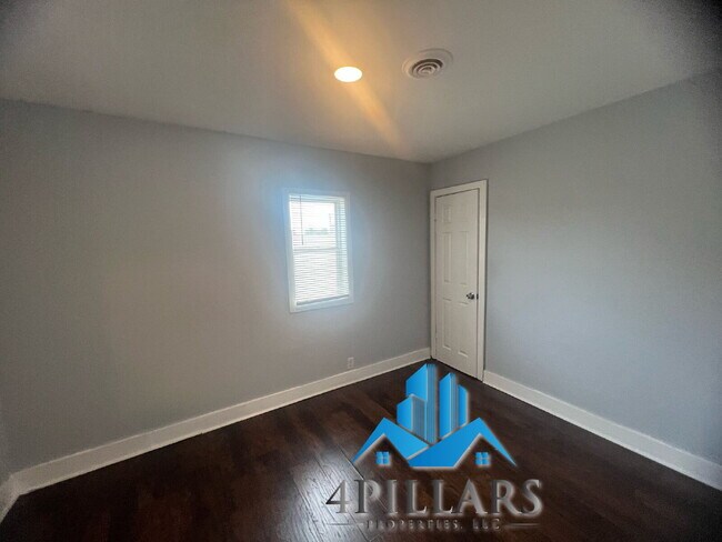Building Photo - 1120 W 150th St