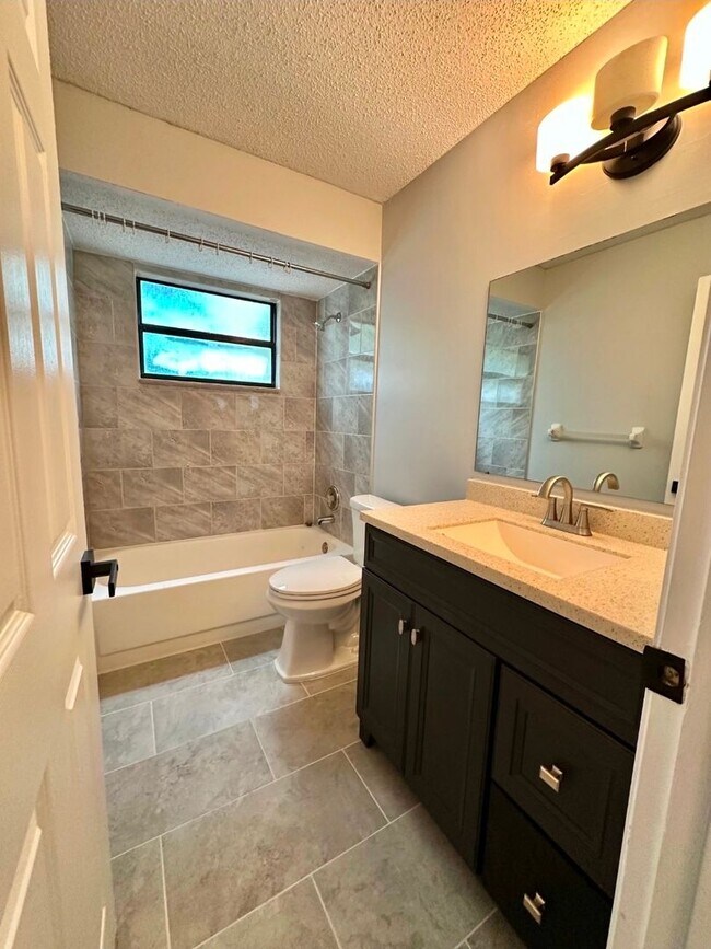 Building Photo - 3 bedroom 2 bathroom house fully fenced in...