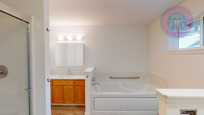 Building Photo - LAKE OSWEGO - FIRST ADDITION  / SINGLE LEVEL, NEWLY UPDATED, BASEMENT & GARAGE