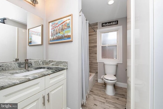 Building Photo - 22 W 6th Ave