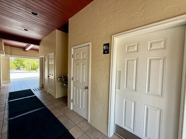 Building Photo - 3 bedroom, 3 bath Luxury Living Along the ...