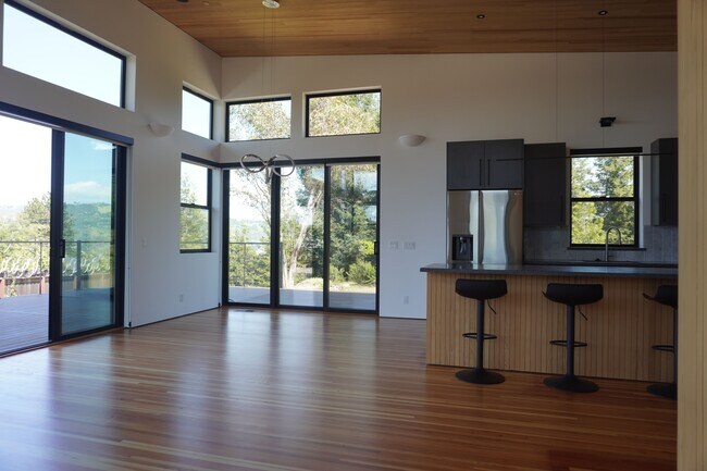 Building Photo - 4330 Parker Hill Rd