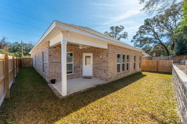 Building Photo - 807A Cedar Ave S