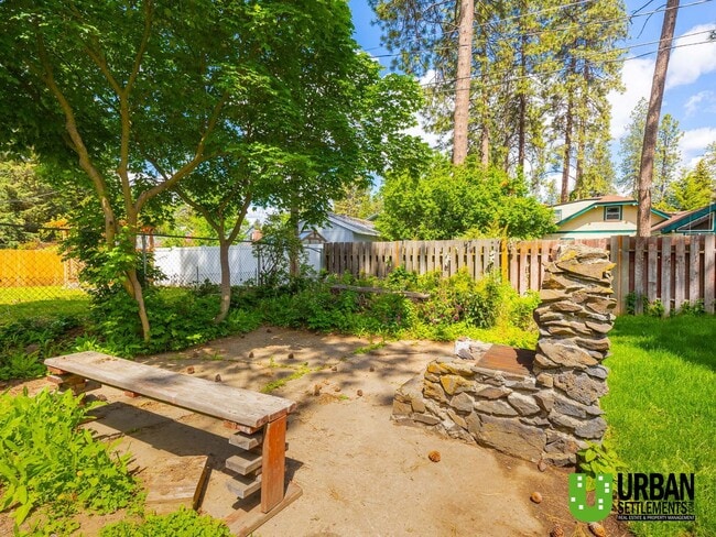 Building Photo - Charming 2 bed room 1.5 bathroom Cottage i...