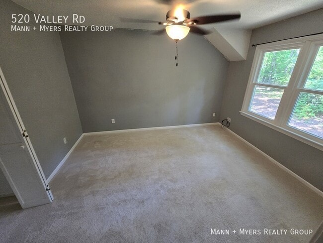 Building Photo - 520 Valley Rd