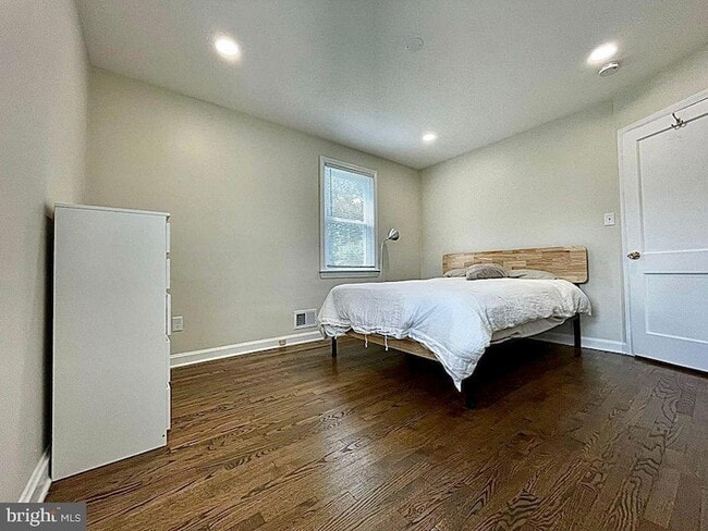 Building Photo - 5901 Middleton Ln