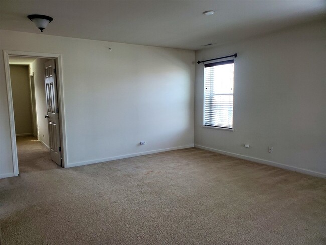 Building Photo - 10070 Cummings St