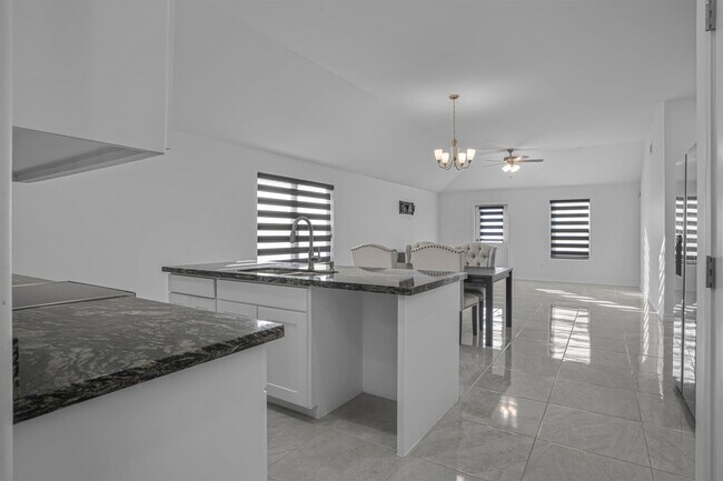 Building Photo - 5428 Encanto Dr