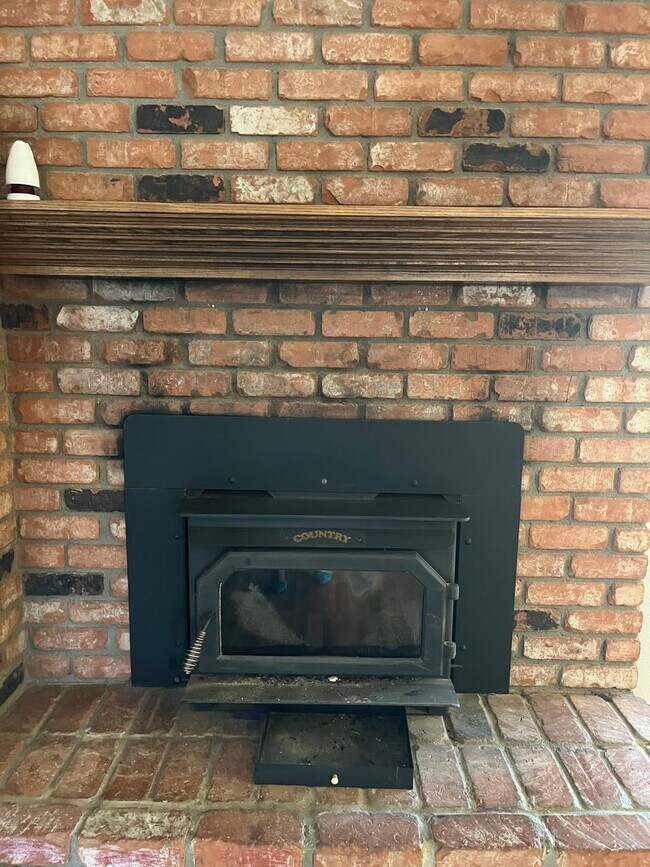 Building Photo - 4-Bedroom Home in Hesperia!