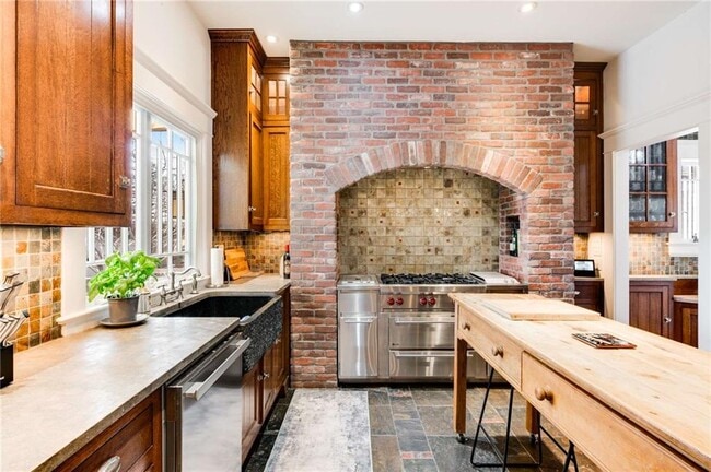 Building Photo - 349 9th St NE