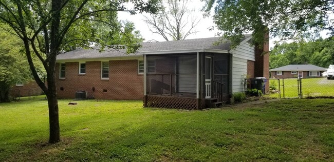 Building Photo - 1620 Riverside Dr