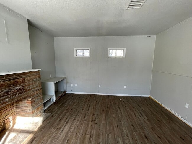 Building Photo - 3 bedroom, 2 bath