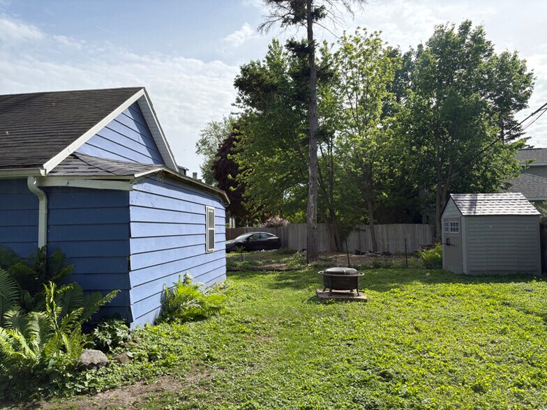 Building Photo - 944 E Mifflin St