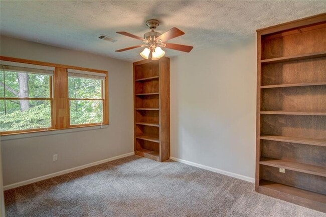 Building Photo - 639 Lakeshore Dr NW