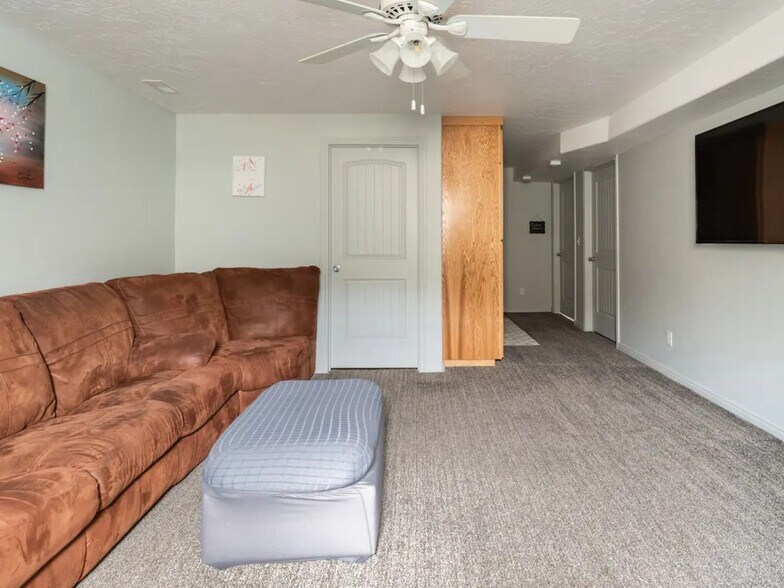 Building Photo - 674 Tanglewood Dr