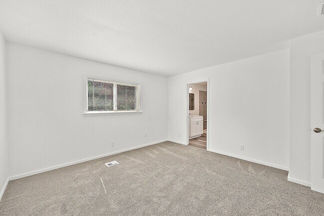 Building Photo - Updated 3-Bedroom Port Orchard Rambler with Covered Porch