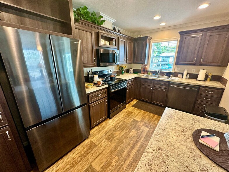 Building Photo - 865 Nettles Blvd