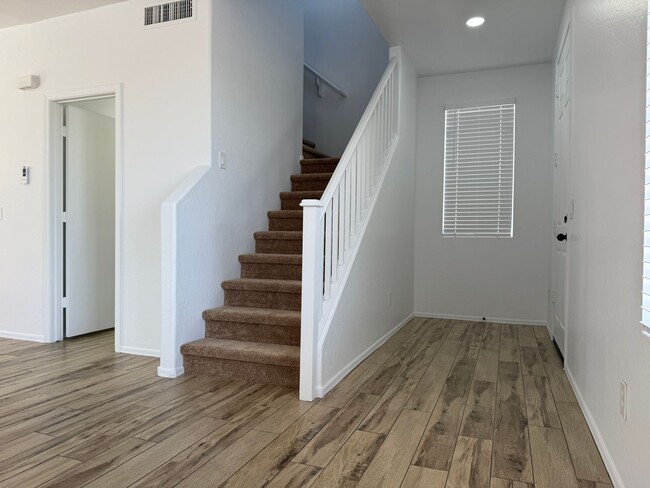 Building Photo - 51st Ave and Broadway, 3 bed, 2.5 bath, Fr...