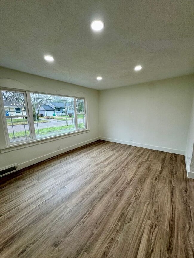 Building Photo - Updated 2 bedroom Niles Home