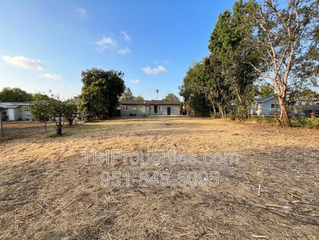 Building Photo - 4667 N Mayfield Ave