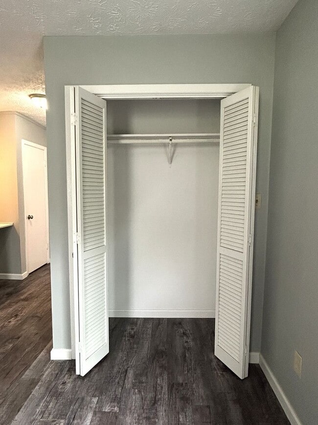 Building Photo - Three-Bedroom Upper Duplex Near Downtown B...