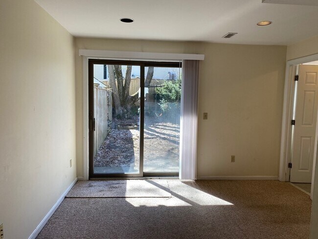 Building Photo - 5 Meadowbrook Rd