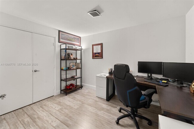 Building Photo - 1900 N Bayshore Dr