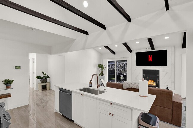 Building Photo - 7313 Cerro Negro Dr