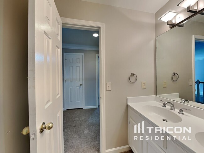 Building Photo - 7067 Brook Side Landing