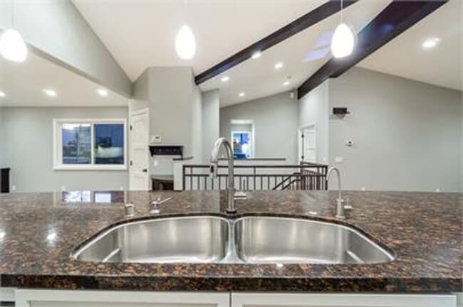 Building Photo - Large 5 bed Masterpiece Home with Back Bay...