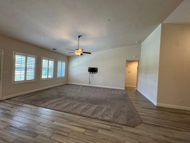 Building Photo - 391 Maclure Ave