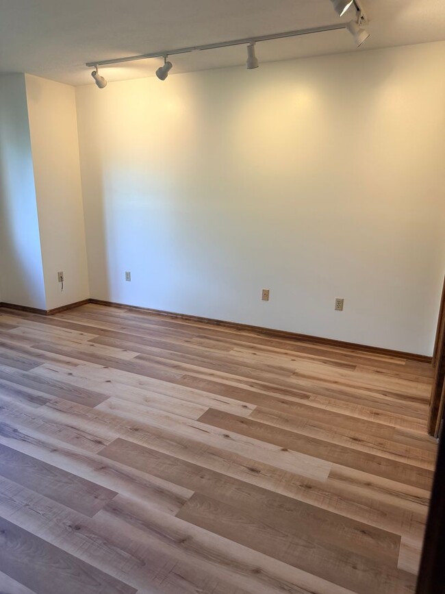 Building Photo - Recently updated unit Near Montana State!