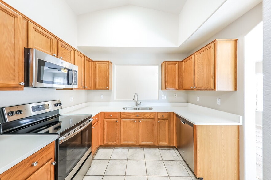Building Photo - 2214 E Aire Libre Ave