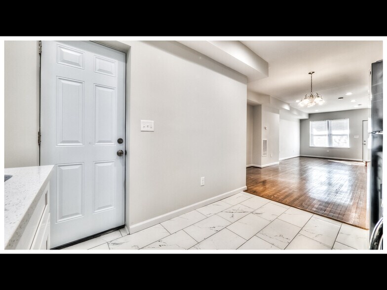 Building Photo - 3336 W Caton Ave