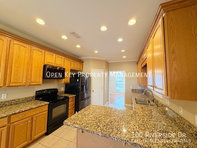 Building Photo - 100 Riverside Dr