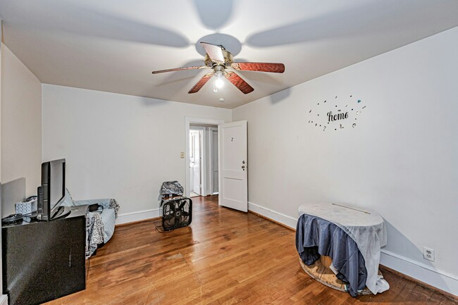 Building Photo - 1022 W 48th St