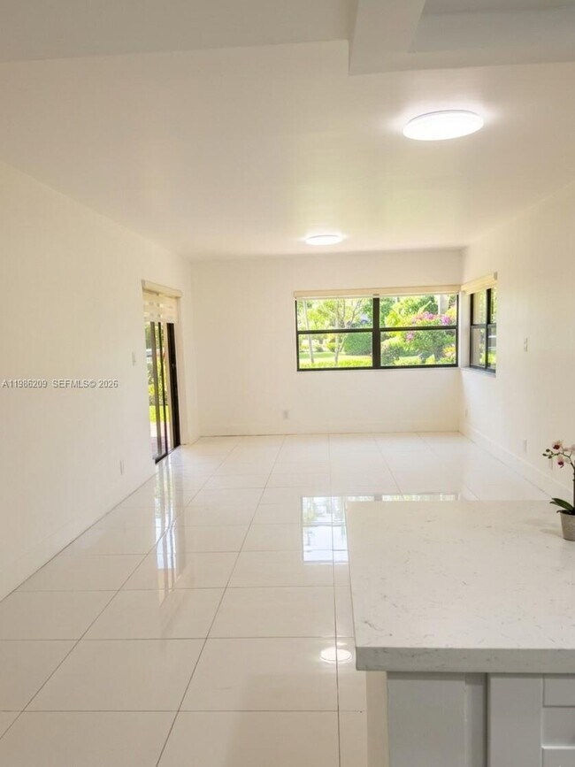 Building Photo - 220 Lakeview Dr