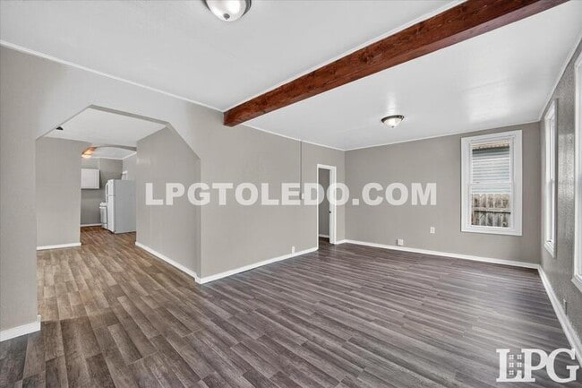 Building Photo - 3905 Peru St