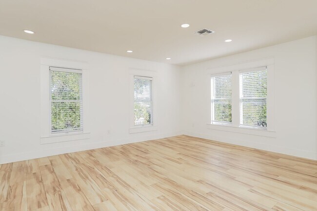 Building Photo - 120 E Magnolia Ave