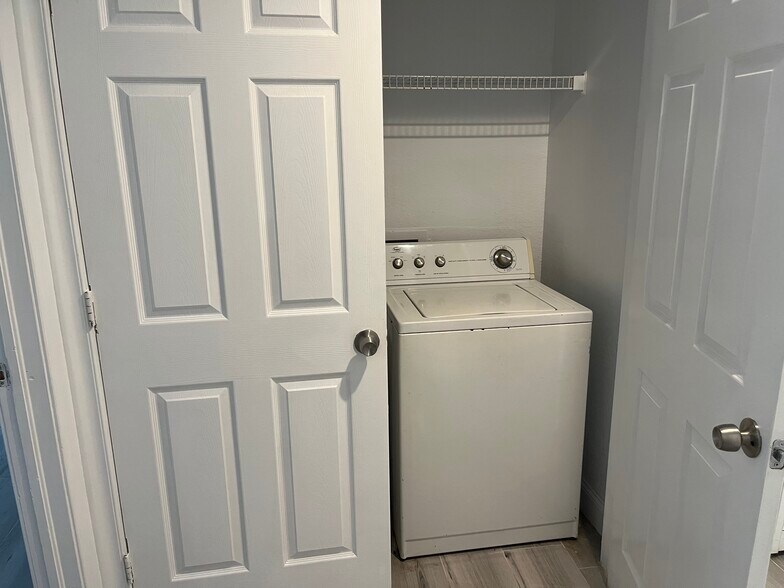 Building Photo - 4712 Golfview Blvd