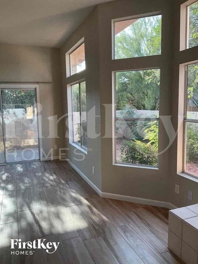 Building Photo - 805 N Posthole Ln