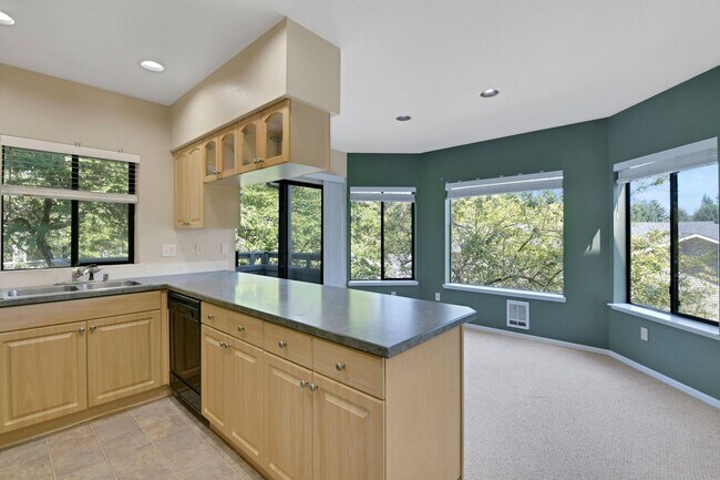 Building Photo - Your Sun-Drenched Redmond Retreat Awaits!