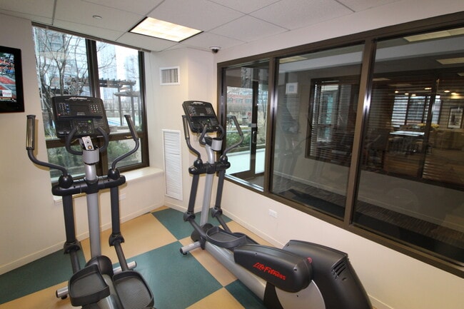 Building Photo - 400 N La Salle Dr