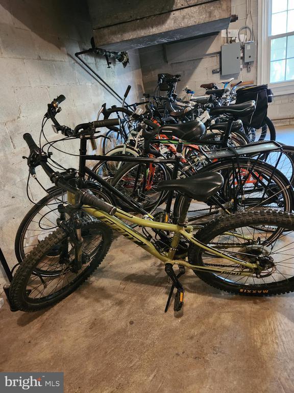 Building Photo - 3535 Chevy Chase Lake Dr