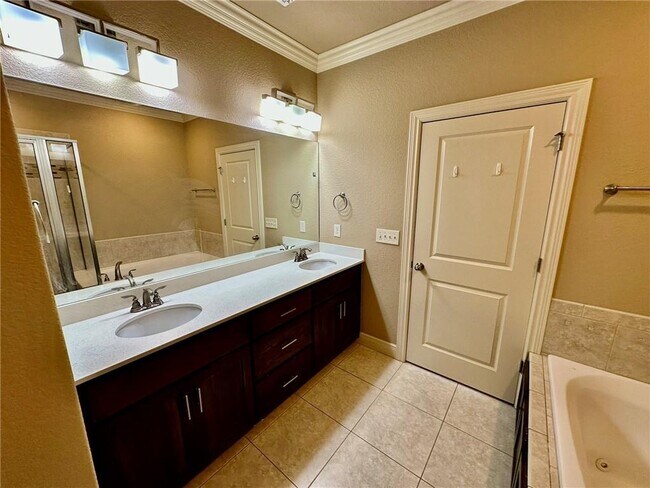 Building Photo - 6613 W Valley View Rd