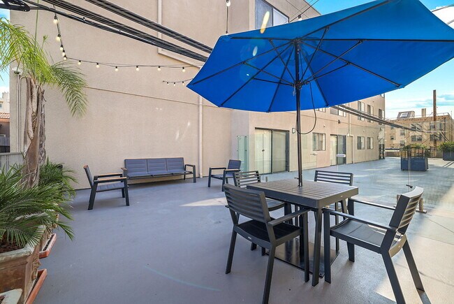 Building Photo - Regency Palm Court